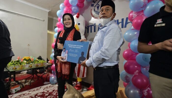 Ridwan Kamil Berbagi Kasih dengan Anak Yatim Piatu