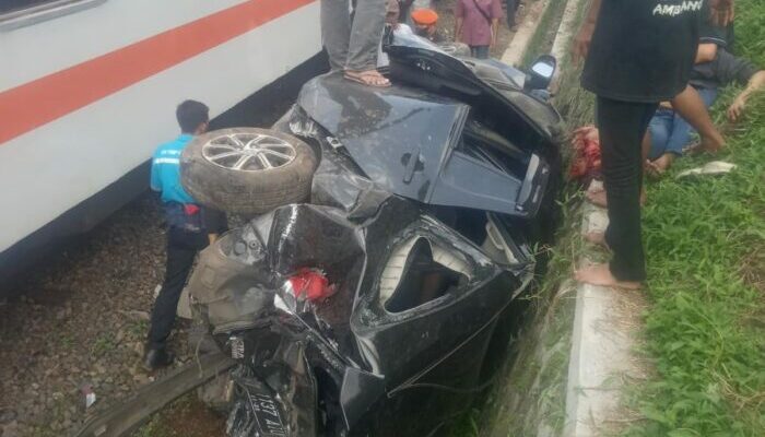 Kereta Api Siliwangi Tabrak Calya di Cibodas
