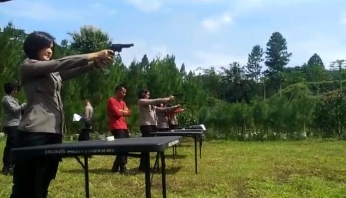 Polisi dan Wartawan Beradu Keahlian Menembak