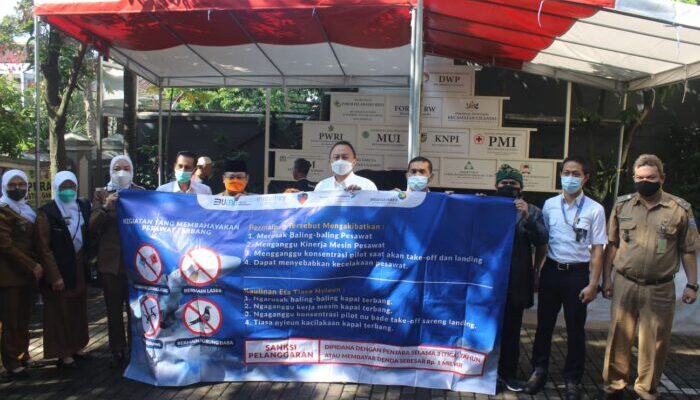 Berbagi Sekaligus Kampanye Keamanan dan Keselamatan Penerbangan di Bandara Husein Sastranegara