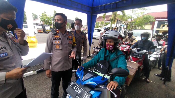 Polres Tasikmalaya memeriksa pengendara terkait tingkat vaksinasi yang sudah diikuti. (Foto: kapol.id/Amin R. Iskandar)