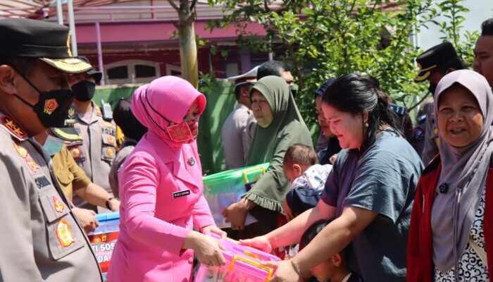Kapolda Jabar Salurkan Bantuan untuk Warga Terdampak Banjir di Garut