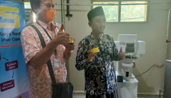 Pesantren Raudhatul Irfan Ciamis Olah Limbah Aren Jadi Produksi Jamur Merang
