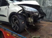 Mobil PNS Guling-guling di Jalan Sewaka