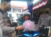 Polres Tasik Bagikan Helm Bagi yang Tiga Kali Vaksin