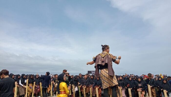 Edukasi Lingkungan dalam Festival Ngubek Beber di Cikelet Garut