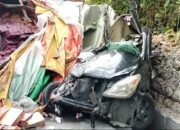 Di Gentong, Truk Oleng Timpa Minibus Dua Tewas