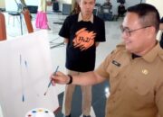 Pelukis Sumedang Berekspresi di Gedung Creative Center