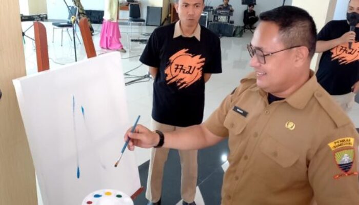 Pelukis Sumedang Berekspresi di Gedung Creative Center