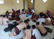 Ruang Kelas Nyaris Ambruk, Siswa di Cianjur Cemas