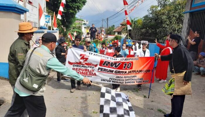 Teatrikal Pertempuran Ramaikan Pawai Agustusan di Sukarapih Sumedang