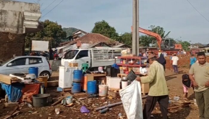 Sisir Sampah di Waduk Jatigede, Dilakukan Warga Wado Peringati Kemerdekaan RI