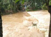 Jembatan Darurat Sungai Cimedang di Cikatomas Putus Tersapu Air