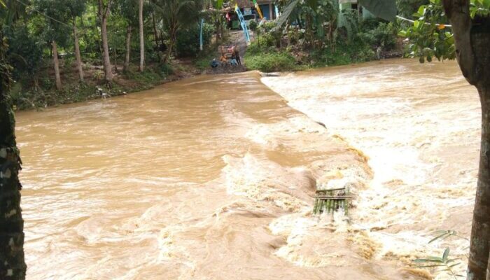 Jembatan Darurat Sungai Cimedang di Cikatomas Putus Tersapu Air