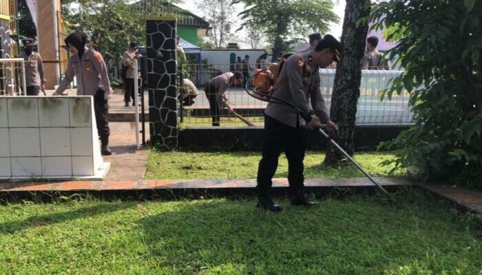 Polres Tasik Bersih-bersih di Taman Makam Pahlawan