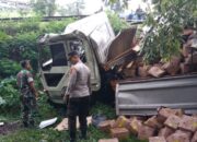 Truk Bermuatan Kapal Api Terjun ke Jurang Lingkar Gentong