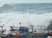 Gelombang Pasang Menerjang, Nelayan Libur Melaut