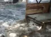 Kerusakan Akibat Terjangan Gelombang Pasang, Lebih Serius dari Kerusakan Perahu