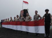Bendera Merah Putih Berkibar di Puncak Galunggung, Berkat Polres Tasik