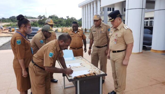 Pj Bupati Maybrat Ingatkan ASN Tertib Administrasi, Tugas Sesuai Prosedur