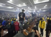 Mahasiswa Bawa 45 Kursi dan Mimbar DPRD Kota Tasik ke Jalan