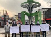 Aksi Topeng Bjorka di Tugu Asmaul Husna