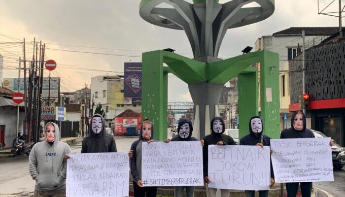 Aksi Topeng Bjorka di Tugu Asmaul Husna