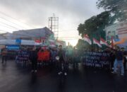 Hujan-Hujanan, Mahasiswa Tasik Nyaring Demo BBM di Perempatan Alun-alun Tasik