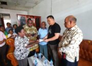 Pj Bupati Maybrat Jenguk Kepala Suku Mare, Beri Dukungan Kasih