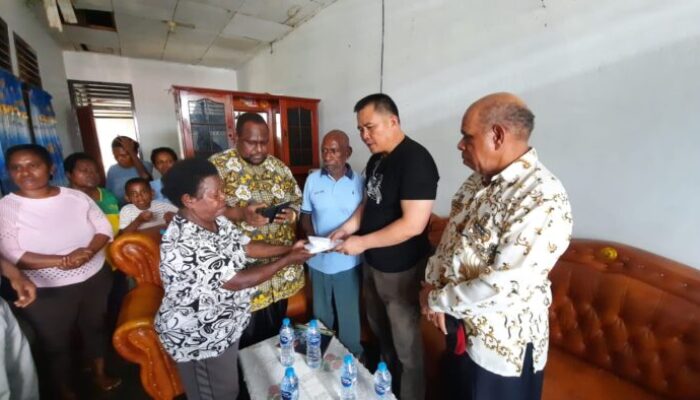 Pj Bupati Maybrat Jenguk Kepala Suku Mare, Beri Dukungan Kasih