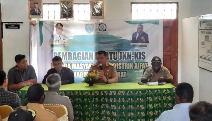 Pj. Bupati Maybrat: Masyarakat Kurang Mampu Terima Kartu JKN-KIS