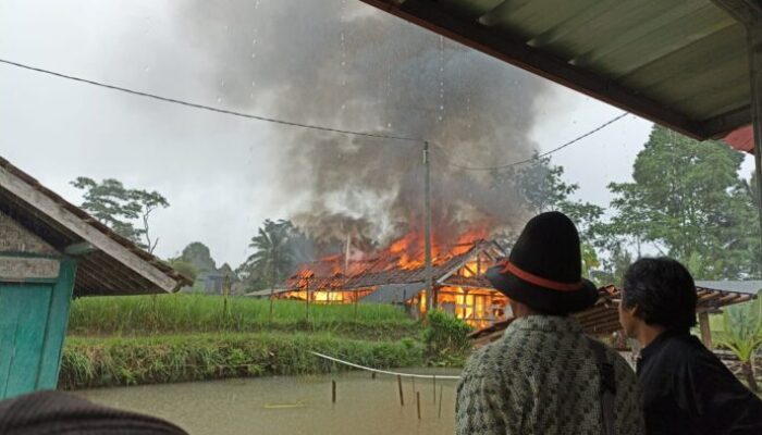 Akibat Kosleting Listrik, Rumah Guru di Salawu Terbakar