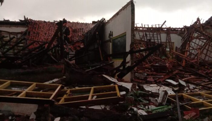 Ruang Belajar Ambruk, Siswa SDN Sindangrahayu Mengungsi