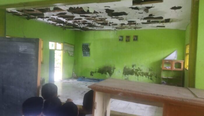 Ruang Belajar SDN Kahuripan Pamijahan Terancam Ambruk