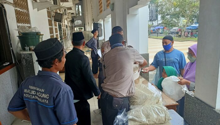 DKM Masjid Agung Kota Tasik Salurkan 18,3 Ton Beras Kepada Kaum Duafa