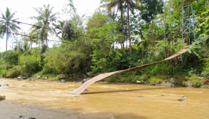 Jembatan Gantung di Cibeber Cianjur Ambruk