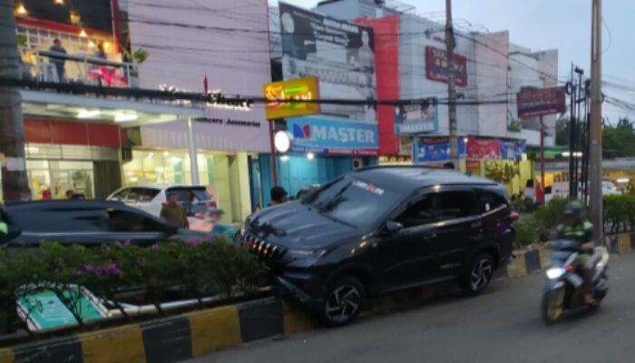 Hindari Motor, Hilang Kendali, Rush Alami Kecelakaan