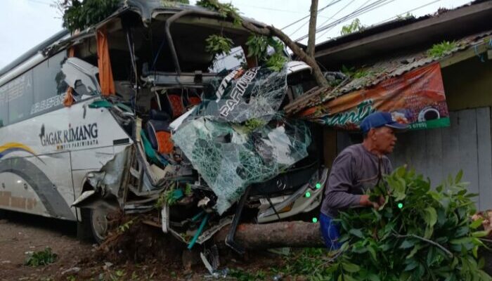 Bus Rombongan Guru SMPN 1 Pelabuhanratu Tabrak Pohon