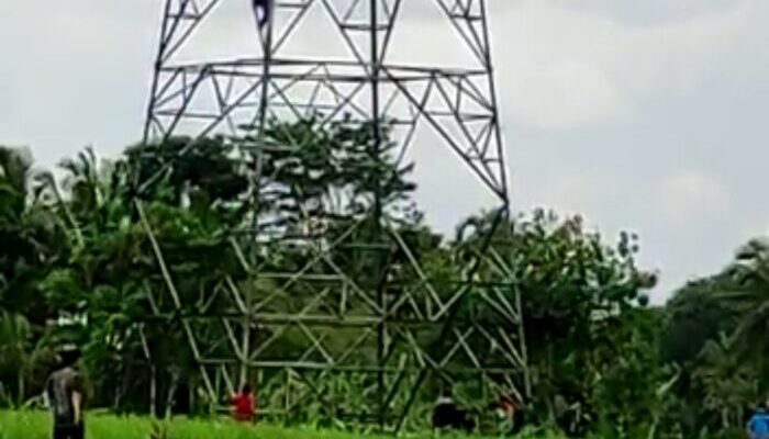 Perempuan Panjat Sutet di Karikil Mangkubumi, Diduga Batal Nikah