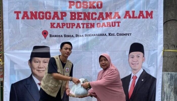 Anggota DPR RI, Muhammad Husein Fadlulloh Santuni Korban Banjir Garut Selatan
