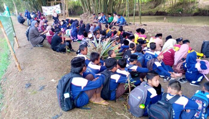 Bersih-bersih di Sungai Cikidang Warnai HUT ke-3 SSIT