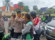 Polisi di Sumedang Bagikan Helm dan Sembako