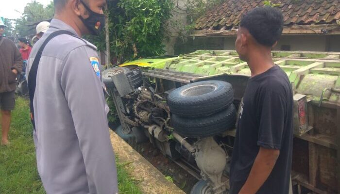 Diduga Supir Ngantuk, Truk Ngagoler di Tawangbanteng