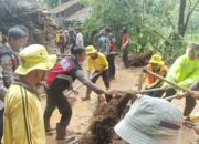 Longsor Salawu Tasik, Seorang Pengendara Motor Sempat Tertimbun