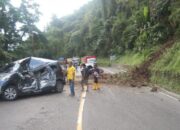 Cadas Pangeran Longsor, Mobil Rusak Tertimpa Batu