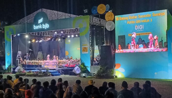 Antusiasme Penonton Wayang Golek Ki Dalang Dadan Sunandar Sunarya