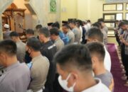 Polres Sumedang Gelar Salat Gaib untuk Korban Kerusuhan di Malang