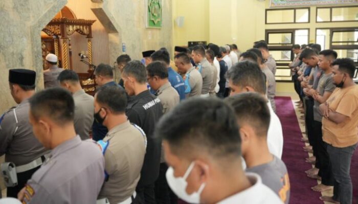 Polres Sumedang Gelar Salat Gaib untuk Korban Kerusuhan di Malang