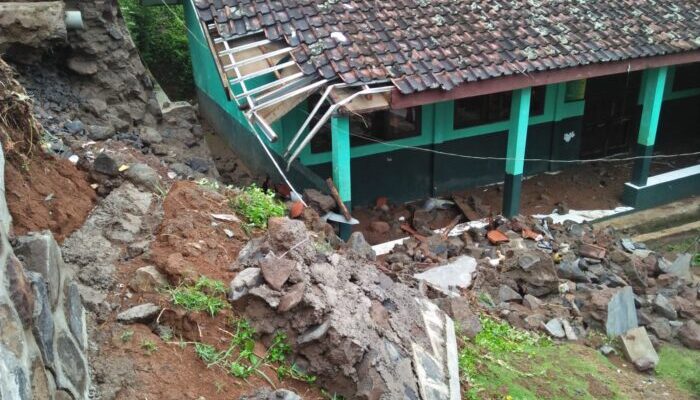 TPT Ambrol, Siswa SDN Tirtayasa Setiawargi Belajar di Lapangan