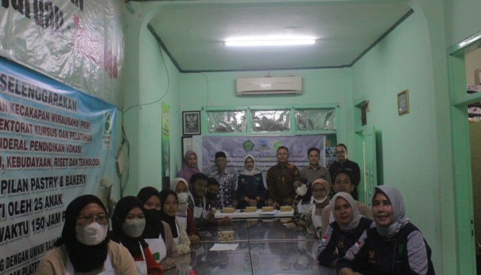 Pancing Kreativitas, Dosen Unsil dan LPK Gemilang Latih Warga Buat Brownies Kangkung